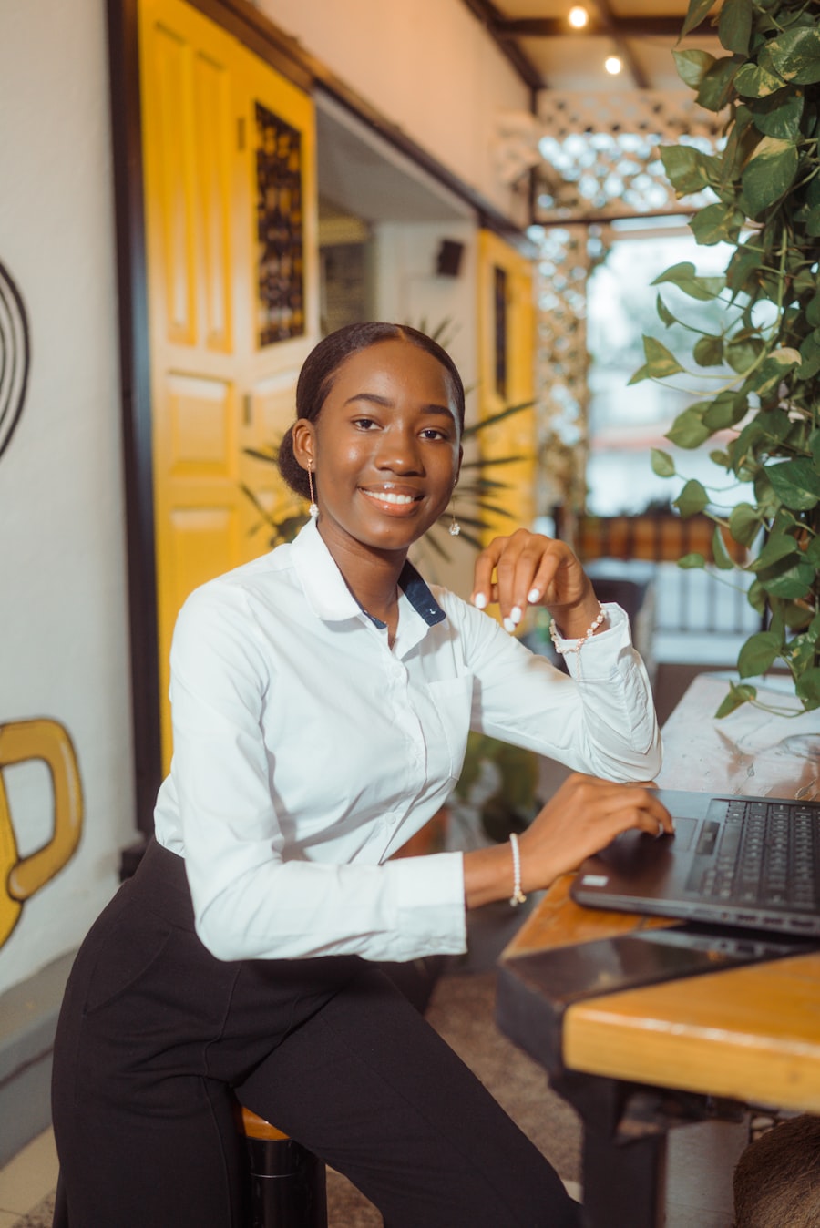 Propriétaire de café avec laptop
